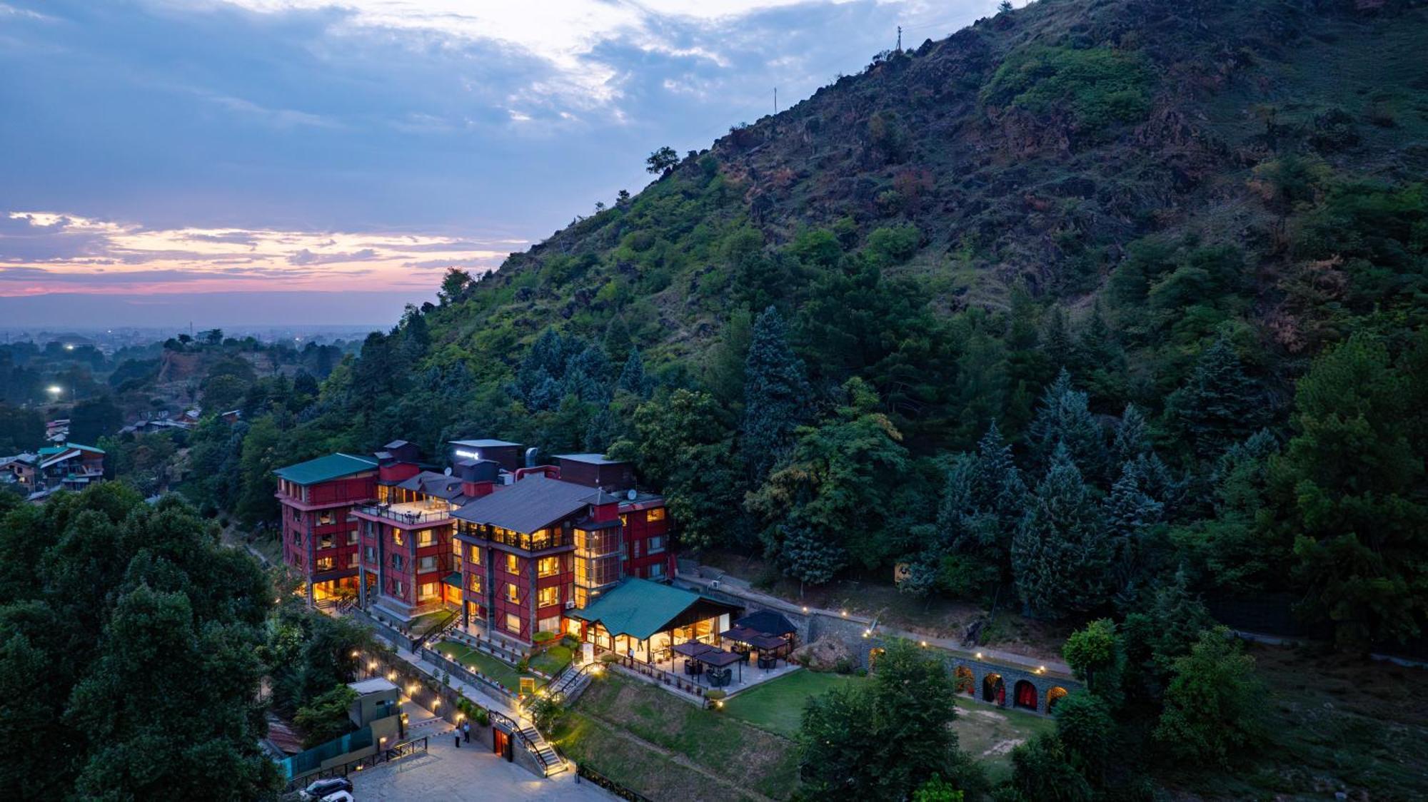 Golden Tulip Srinagar Hotel Exterior foto