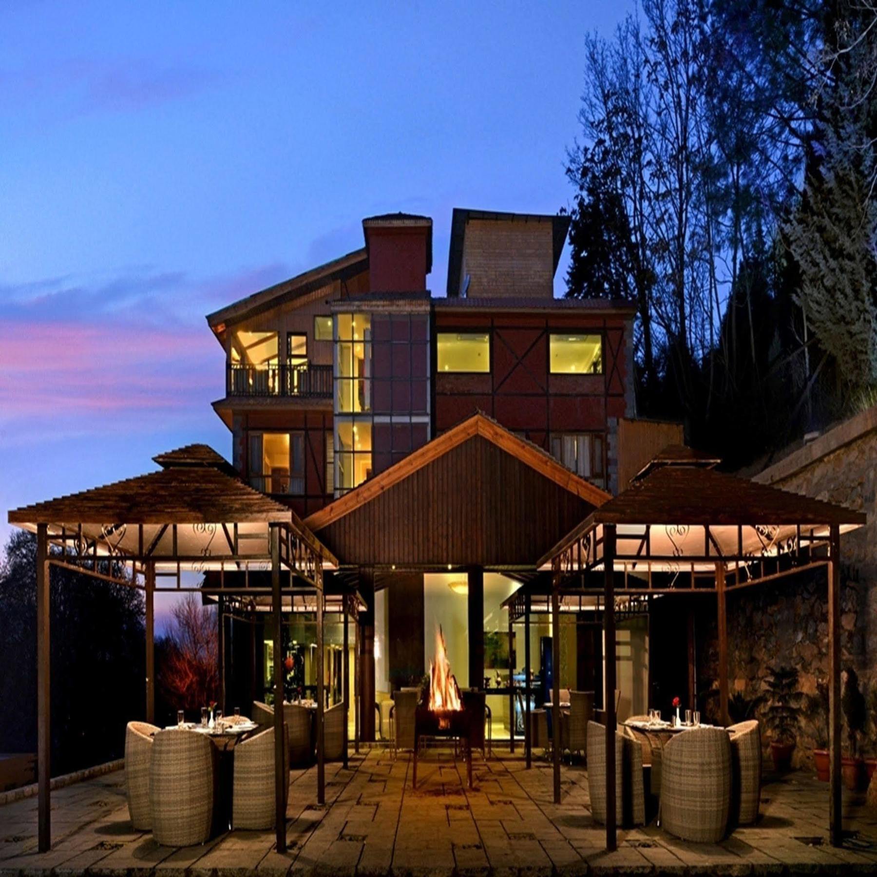 Golden Tulip Srinagar Hotel Exterior foto